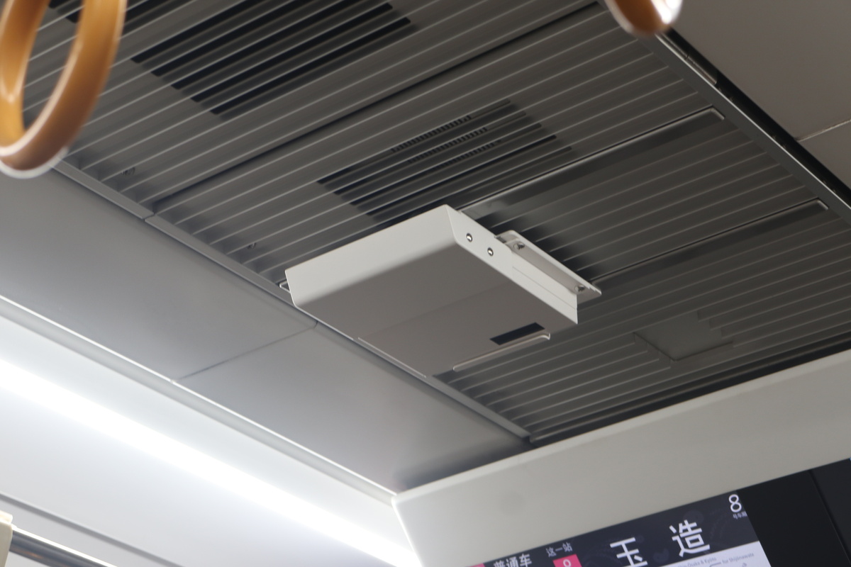 323系の天井に取り付けられた機器