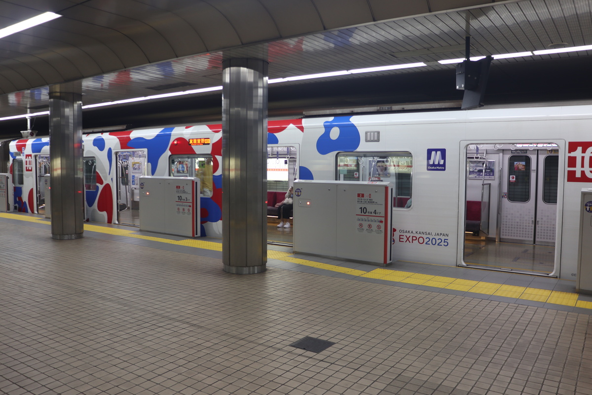 御堂筋線万博ラッピングの側面