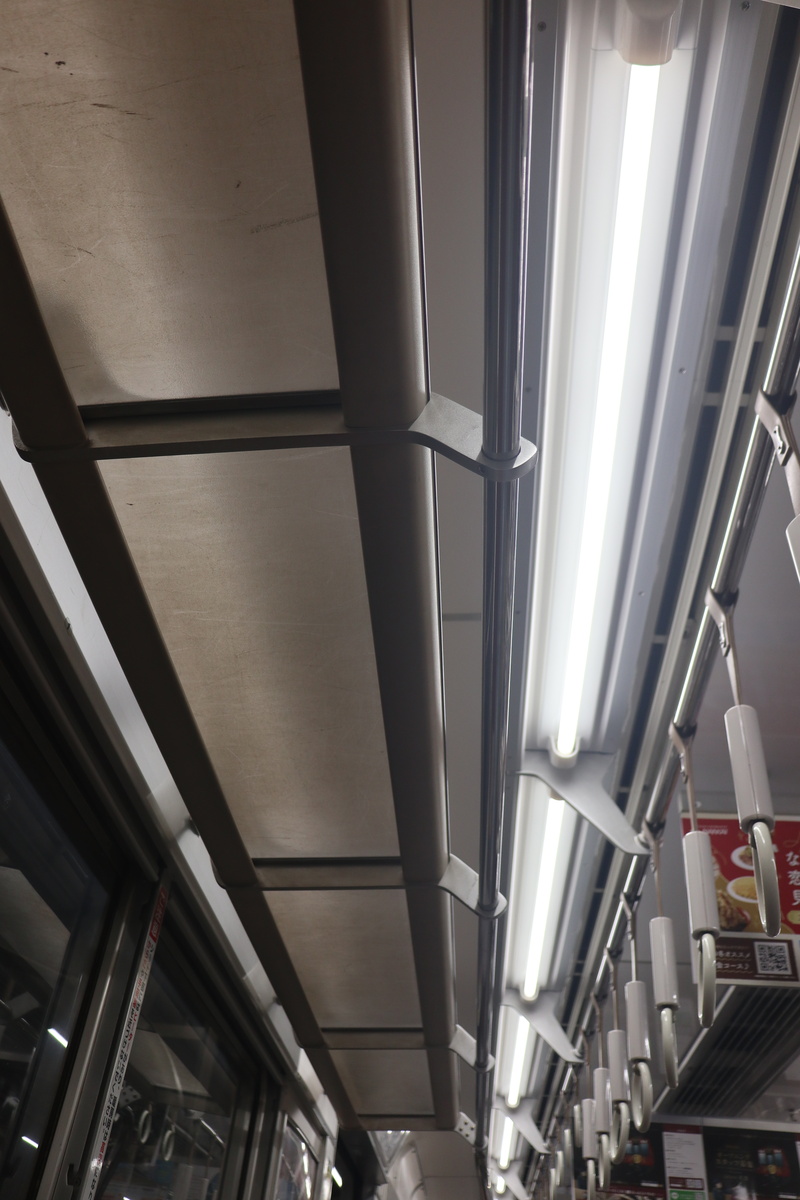 リニューアル工事を終えた1007Fの車内 - 2