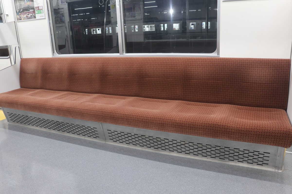 リニューアル工事を終えた1007Fの車内 - 1