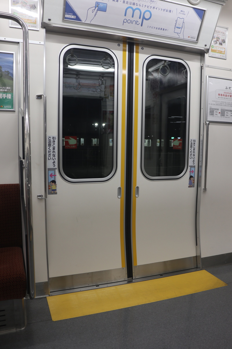 リニューアル工事を終えた1007Fの車内 - 4