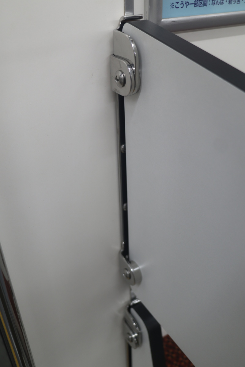 リニューアル工事を終えた1007Fの車内 - 12